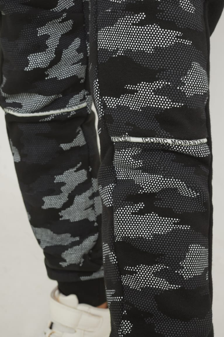 Nohavice C&A Set Zip-through With Hood And Joggers 2 Piece Chlapcenske Camouflage | 8345EHGJQ